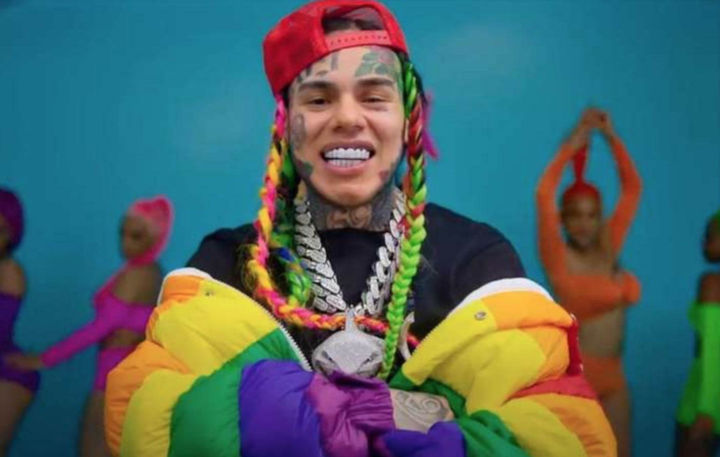 Tekashi 6ix9ine Kicked Out Of Apartment Complex For Bodyguards Carrying Guns
