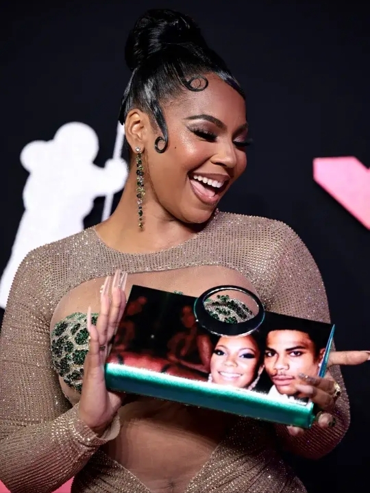 # MTvVMAs : Ashanti Confirms Rekindled-Nelly-Relationship With A Customized Purse